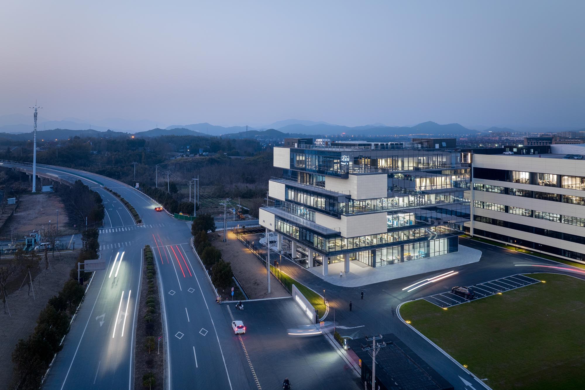 郑州总部办公设计公司观光式办公装修案例(图1) LYCS-Architecture-2.jpg