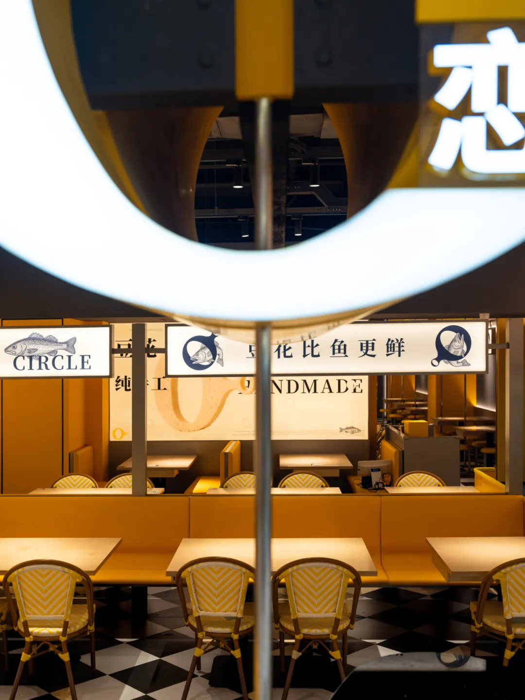 郑州bg电子官网大分享恋上圈圈豆花烤鱼店装修设计案例(图5)