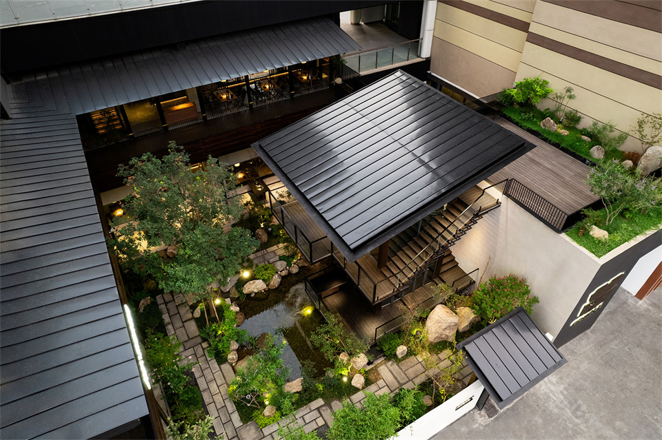 天井景观化用餐  共炉火锅店装修设计(图2)