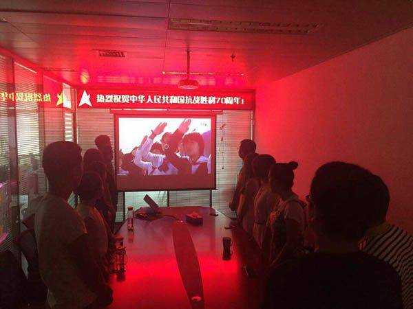 bg电子官网大整个员工一路旁观“阅兵式”(图4)