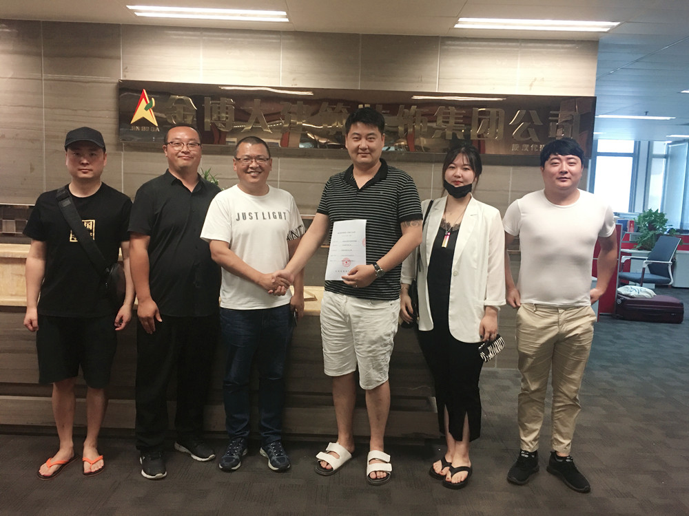 bg电子官网大装璜签约连锁品牌炸鸡店合影 bg电子官网大装璜签约连锁品牌炸鸡店合影
